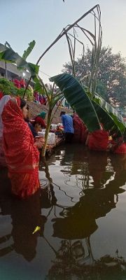 छठ-व्रतियों ने उगते सूर्य को अर्घ्य देकर माँगी खुशियॉं