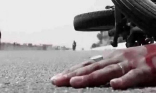 तेज रफ्तार ट्रेलर ने बाइक सवार को कुचला, आक्रोशित ग्रामीणों ने किया चक्काजाम