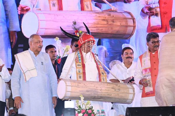 मुख्यमंत्री भूपेश बघेल ने दीप प्रज्ज्वलित कर आदिवासी नृत्य महोत्सव का किया शुभारंभ