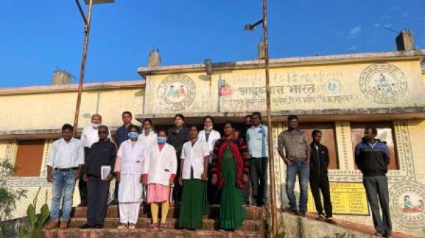 सुलेसा के प्राथमिक स्वास्थ्य केंद्र में स्वास्थ्य शिविर में मरीजों का किया गया उपचार