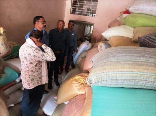 430 बोरी अवैध भंडारित धान जब्त