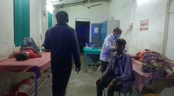 अनियंत्रित होकर पलटा टेंपो, एक की मौत, 3 घायल