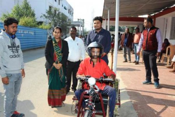दिव्यांग शमशेर को मिला ट्राइसिकल, जनचौपाल में मिले 99 आवेदनों का निराकरण के निर्देश