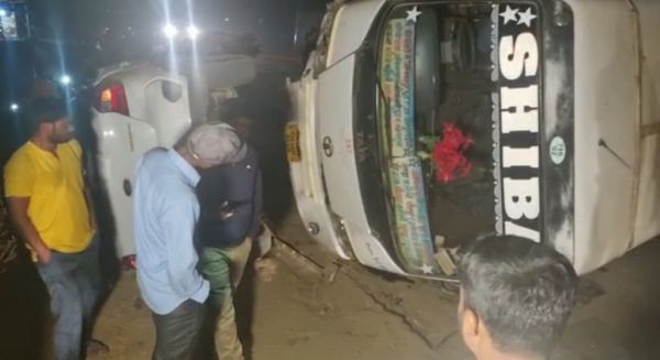 कार को टक्कर मारकर पलटी बस, 2 दर्जन से ज्यादा घायल...