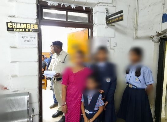 दबंगों ने दी थी पुलिस केस में फसाने की धमकी ,केस दर्ज हुआ तो एसपी ऑफिस पंहुचा पीड़ित परिवार