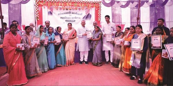 आंगनवाड़ी कार्यकर्ता सम्मेलन में गृहमंत्री ने 450 आंगनबाड़ी कार्यकर्ताओं को किये सम्मानित