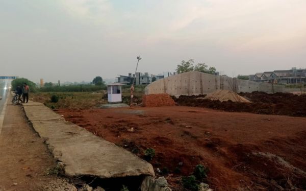 मनाही के बावजूद एक्सप्रेस-वे की किनारे बनने लगी सड़कें, जाने किसका है ये कारनामा...