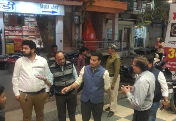 जवाहर चौक, इंदिरा मार्केट के दुकानों से हटाया गया अवैध निर्माण