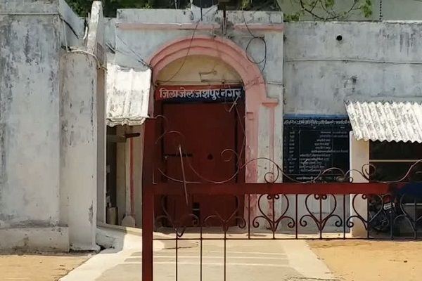 बड़ी लापरवाही : जेल की दीवार फांदकर भागे दुष्कर्म के दो आरोपी, मचा हड़कंप ...