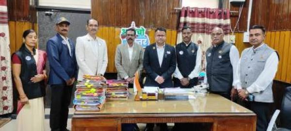 मनाया गया सशस्त्र सेना झण्डा दिवस, कलेक्टर को ध्वज प्रतीक लगाकर किया शुभारंभ