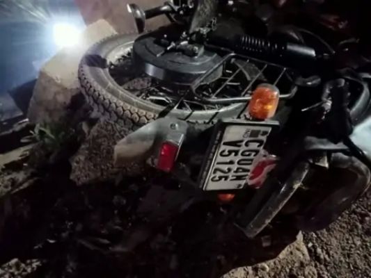 दुर्ग में हुआ भीषण हादसा, फ्लाईओवर से नीचे गिरी बाइक और कार, पति- पत्नी की मौत
