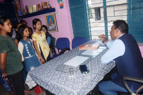 अपर कलेक्टर ने किया छात्रावास का निरीक्षण, छात्राओं से की चर्चा