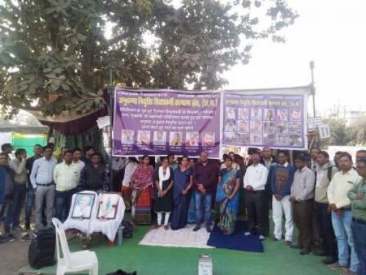 संघ को सर्मथन देने पहुंचा प्राथमिक प्रधान पाठक मंच, आर्थिक सहायता भी की