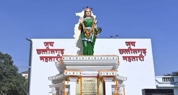 छत्तीसगढ़ गौरव दिवस: मुख्यमंत्री ने &lsquo;छत्तीसगढ़ महतारी&lsquo; की *प्रतिमा पर माल्यार्पण कर उन्हें नमन किया 