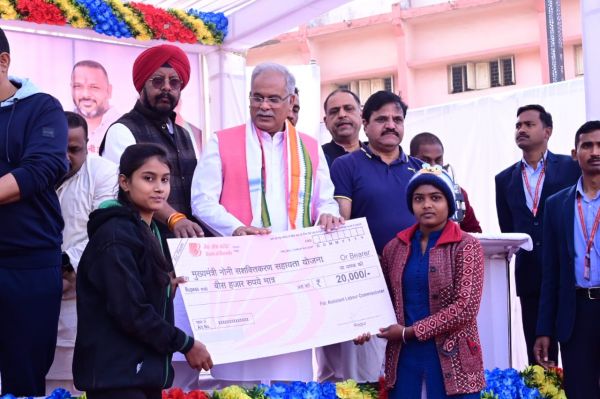 मुख्यमंत्री ने मेहनतकश मजदूर भाई-बहनों के साथ की नये वर्ष की शुरूआत