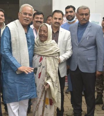 जब वयोवृद्ध सेवाभावी सिंधु ताई से मिलने मुख्यमंत्री स्वयं पहुंचे  