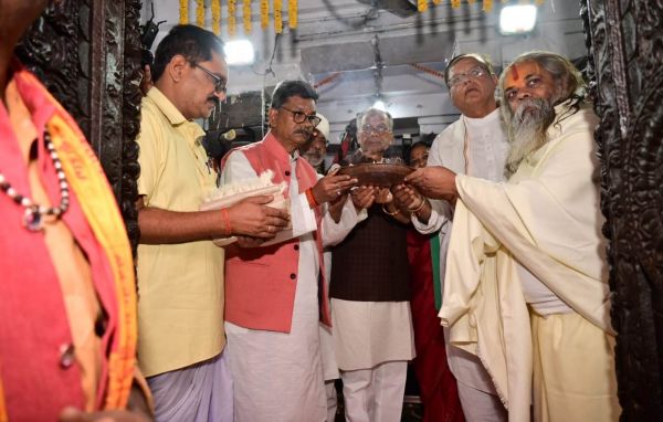  विधानसभा अध्यक्ष डॉ. महंत ने भगवान श्री राजीव लोचन की पूजा-अर्चना कर प्रदेश के खुशहाली की कामना की