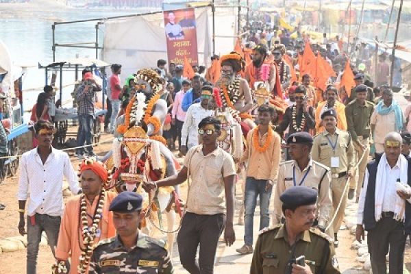 पर्व स्नान करने उमड़ी नागा साधु-संतों की भीड़