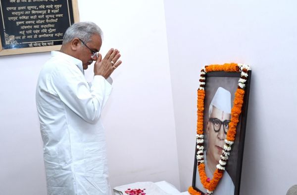 मुख्यमंत्री ने डॉ. खूबचंद बघेल की पुण्यतिथि पर उनके छाया चित्र पर माल्यार्पण कर दी श्रद्धांजलि