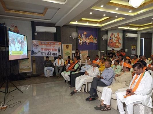  भाजपा नेताओं ने कार्यकर्ताओं के साथ बूथों में सुना मन की बात कार्यक्रम