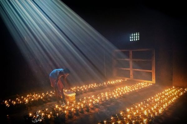 नवरात्रि पर जगमगाया देवी मां का दरबार, 25000 ज्योति कलश प्रज्वलित