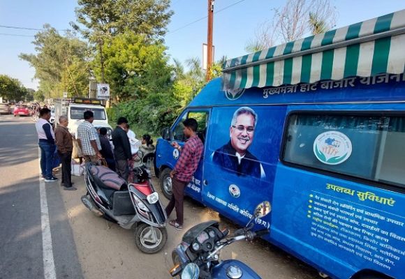 मुख्यमंत्री हाट बाजार क्लिनिक से गांव में ही मिल रही जांच और दवा की सुविधा