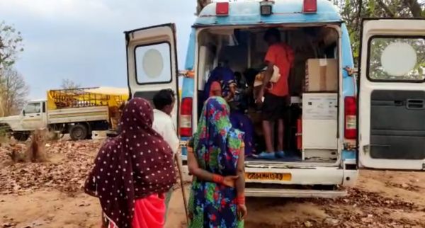  ग्रामीण क्षेत्रों में लोगों को आसानी से मिल रही नियमित जांच और दवा की सुविधा