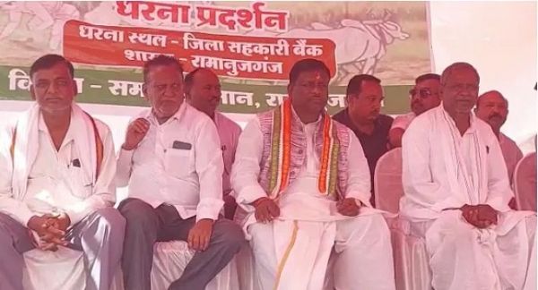 विधायक मारपीट मामले में बृहस्पत सिंह भी धरने पर बैठे...