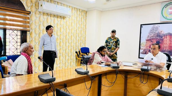  जनचौपाल में कलेक्टर ने सुनी ग्रामीणों की समस्याएं