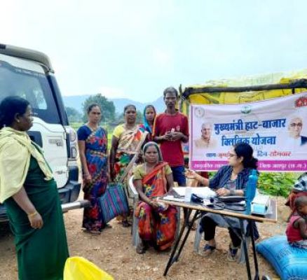  मुख्यमंत्री हाट बाजार क्लीनिक योजना से जिले के दूरस्थ क्षेत्रों तक पहुंच रहीं स्वास्थ्य सुविधाएं