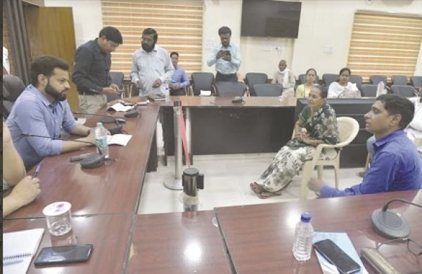 स्कूलों में पुस्तक,यूनिफार्म लेने बाध्य करने का मामला पहुंचा जनदर्शन