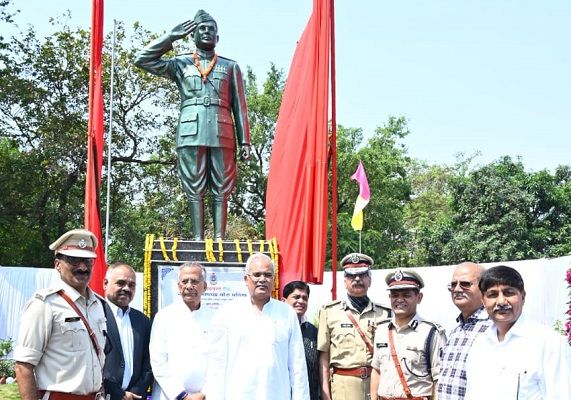  मुख्यमंत्री ने किया सुभाषचंद्र बोस की प्रतिमा का अनावरण