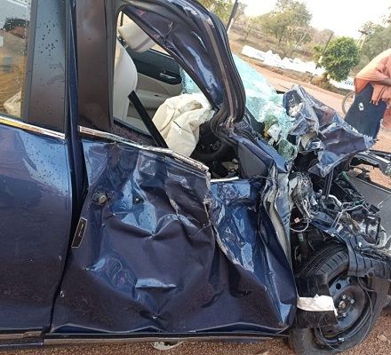 तेज रफ्तार कार ट्रक से टकराई, बाप-बेटी समेत 3 की मौत