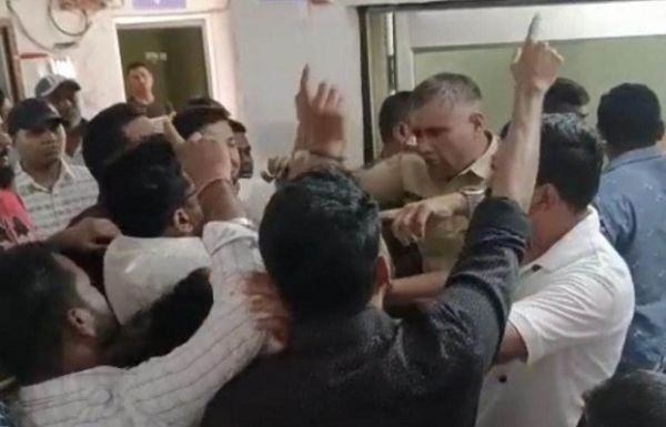 आईपीएस ने युवा कांग्रेसी को मारी लात, थाने पहुंचे नेता से हाथापाई, कार्रवाई की मांग