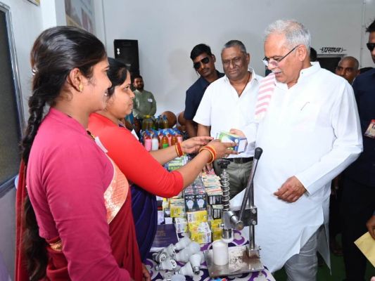 अकालतारी के रीपा पहुंचे सीएम बघेल, समूह की महिलाओं से की मुलाकात