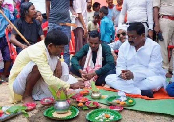 खाद्य मंत्री भगत ने सड़क निर्माण कार्यों का किया भूमिपूजन, ग्रामीणों से किया सीधा संवाद