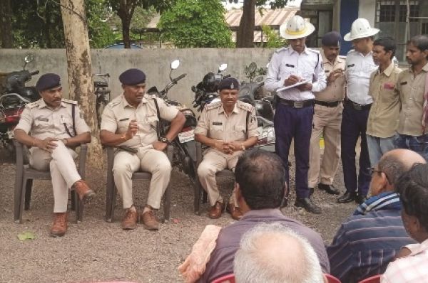  ट्रैफिक पुलिस ने आटो चालकों को ली बैठक