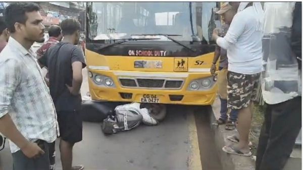 स्कूल बस ने स्कूटी सवार महिला-पुरुष को मारी ठोकर, घसीटा