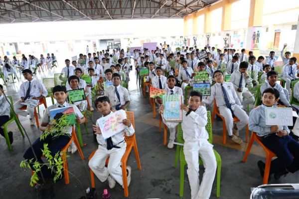 वन महोत्सव में स्कूली बच्चों ने लगाए 600 पौधे