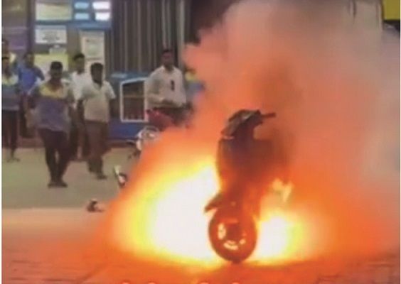  स्कूटी में आग लगते ही पेट्रोल पंप में मची अफरातफरी