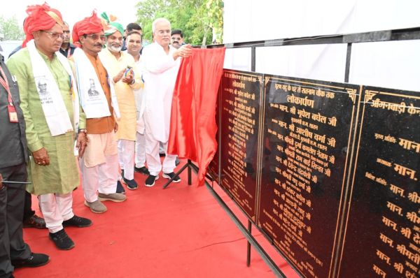 मुख्यमंत्री श्री बघेल दरबार मोखली में आयोजित डॉ खूबचन्द बघेल जयंती समारोह में शामिल हुए