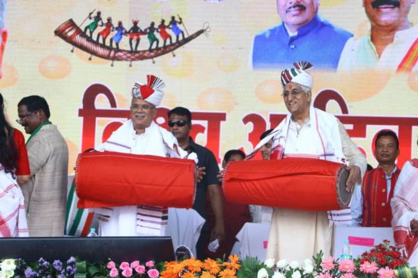  सीएम बघेल सीतापुर में विश्व आदिवासी दिवस के कार्यक्रम में हुए शामिल