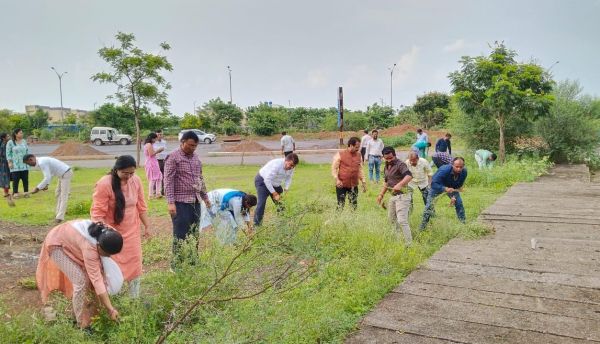 राज्य सूचना आयोग परिसर में किया गया श्रमदान