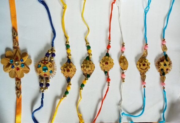 गोबर, बांस व मोती से बनी राखियों से सजेगी भाईयों की कलाईयां