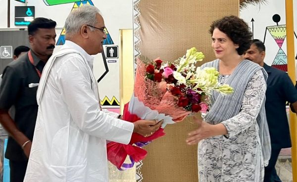 प्रियंका गांधी पहुंची छत्तीसगढ़, सीएम बघेल ने किया स्वागत