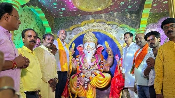 गोलबाजार में गणपति के सर पर सजा 35 लाख के सोने का मुकुट