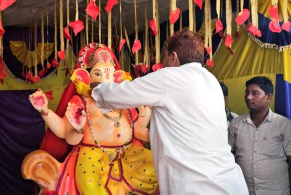 मंत्री अकबर ने भगवान गणेश का दर्शन कर लिया आशीर्वाद