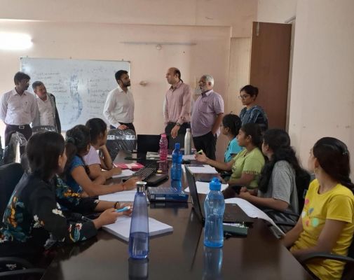 दसवीं पास युवतियों को मिल रही साॅफ्टवेयर इंजीनियर की ट्रेनिंग