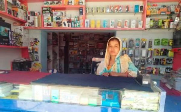 मोबाईल दुकान से आय संवृद्धि कर रही हैं तिलेश्वरी