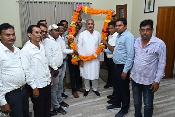 मुख्यमंत्री से लघु वनोपज प्रबंधक संघ ने की मुलाकात